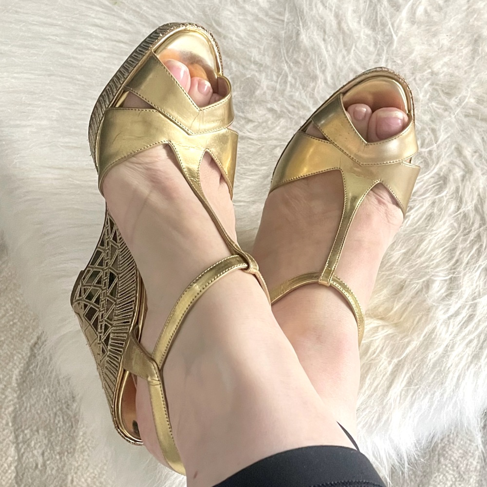 Authentic Christian Louboutin 🖤 Wedge T-strap Sandals Sz: 38/7-7.5